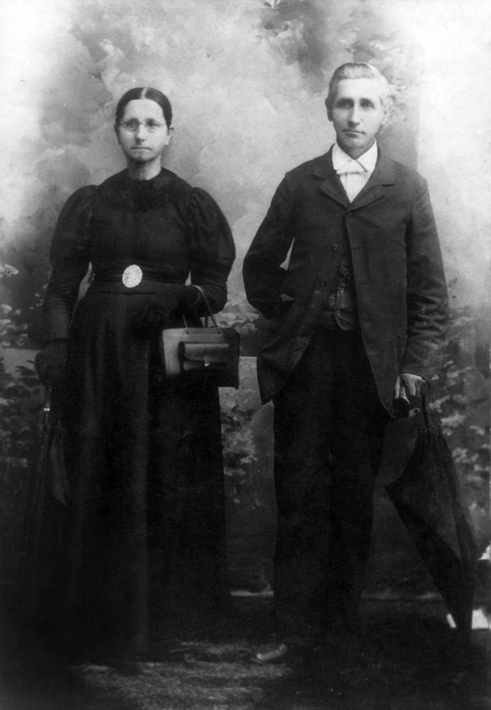 Rev. Thomas Benton Parker (1844–1913) and his wife Frances Jane (Gray) Parker (1839–1910).